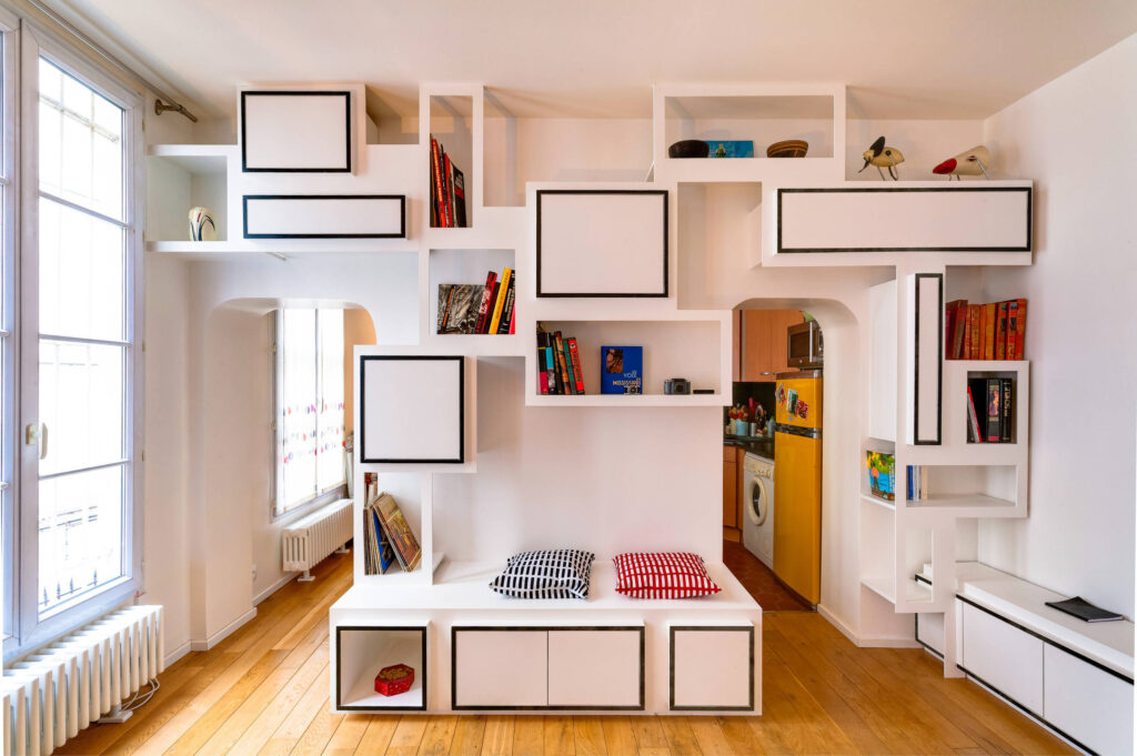 Espace de rangement invisible se transforme en décoration