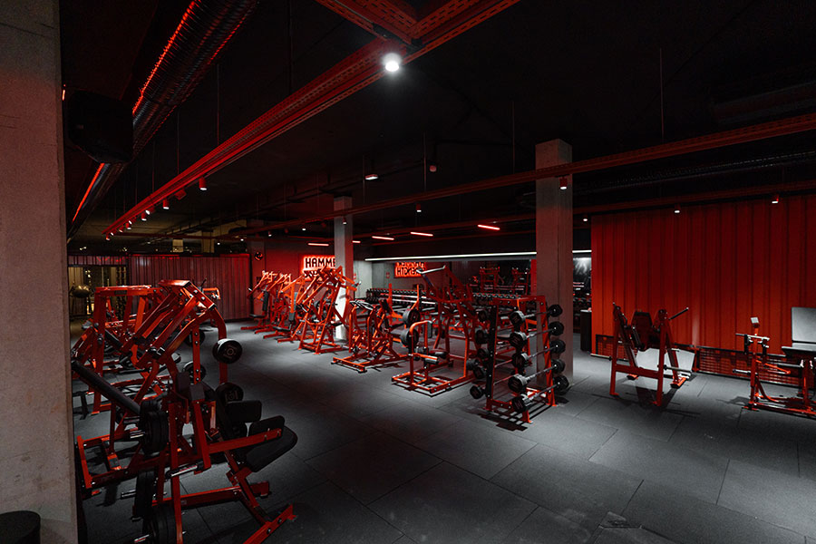 salle de sport thématiser et avec une bonne colorimétrie