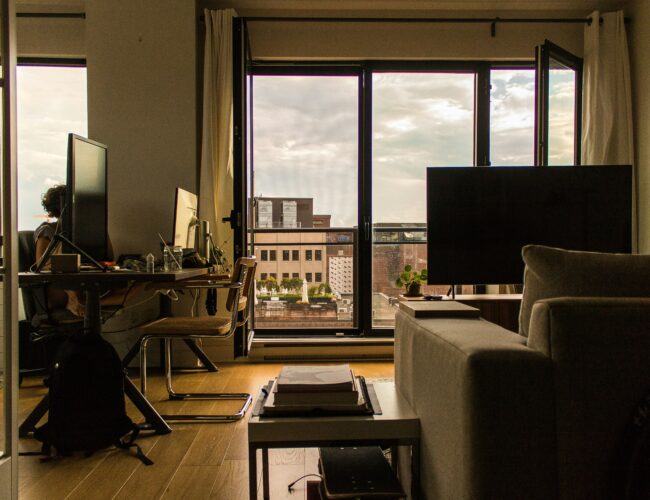 Aménager son salon pour télétravailler : le guide complet