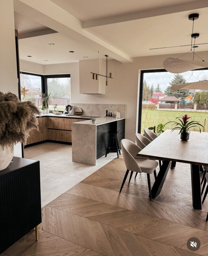 Cuisine ouverte sur salon avec un espace dégagé