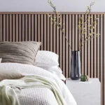 La tête de lit en lambris ou tasseaux