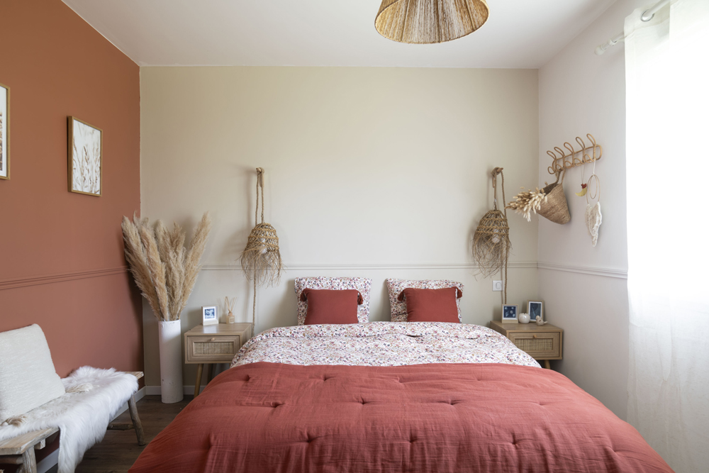 Chambre de couleur beige, gris et terracota