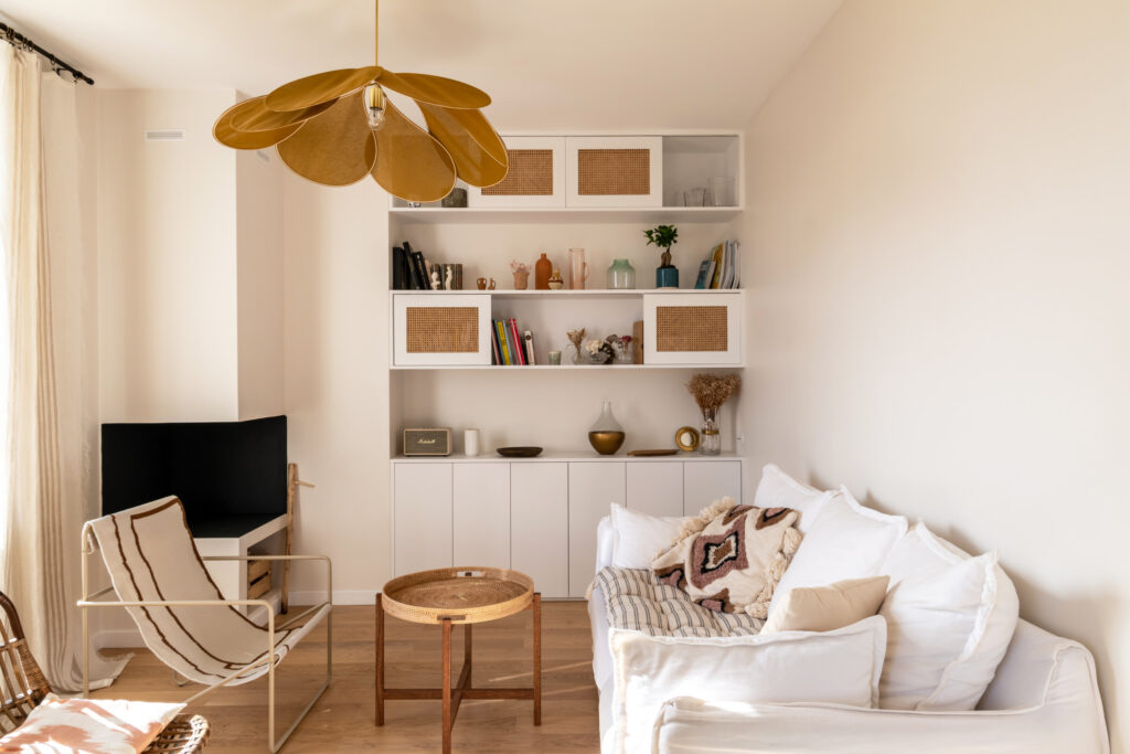 Un petit salon simple et coloré